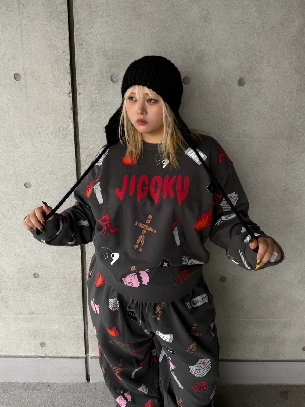 ブラック系のスウェットパンツ、ブラック系のスウェット、ブラック系のニットキャップ/ビーニーを着用したレディースの冬コーディネートの3枚目の写真