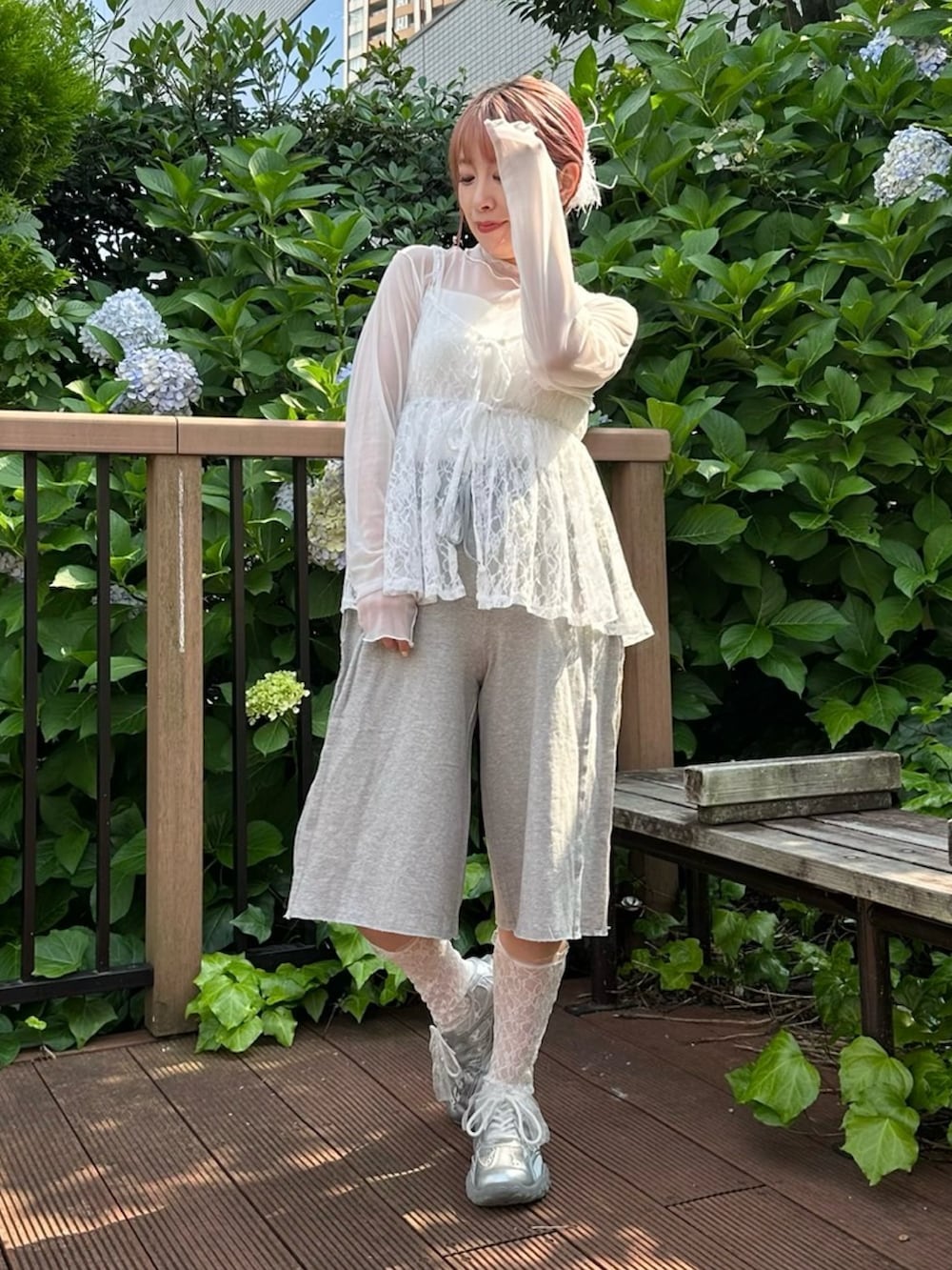 グレー系のスウェットパンツ、ホワイト系のTシャツ/カットソー、ホワイト系のチュニックを着用したレディースの夏コーディネートの3枚目の写真