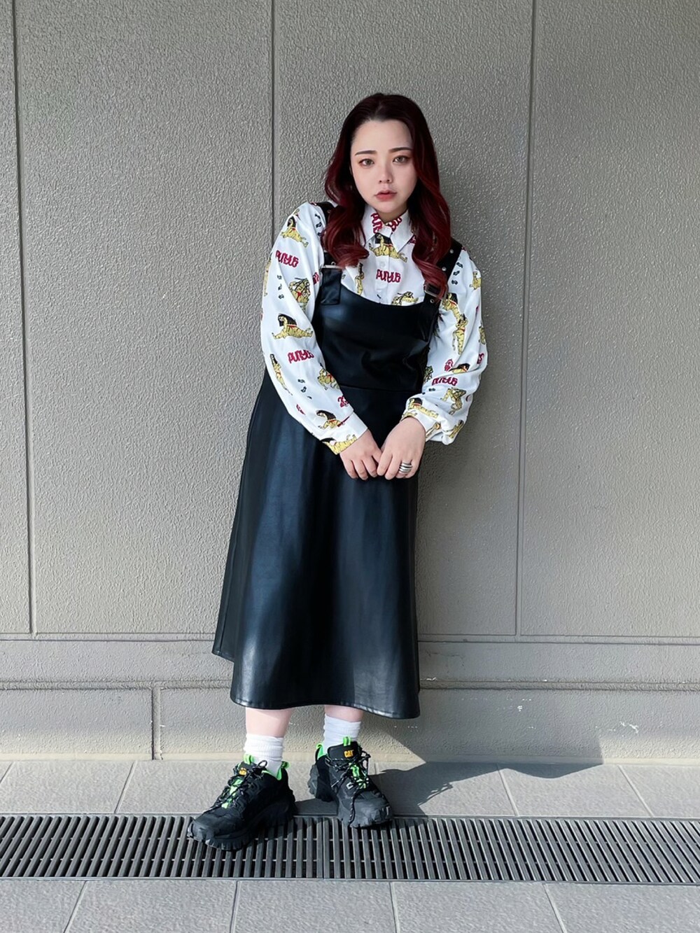 ホワイト系のシャツ/ブラウス、ブラック系のジャンパースカート、ブラック系のブルゾンを着用したレディースの冬コーディネートの2枚目の写真