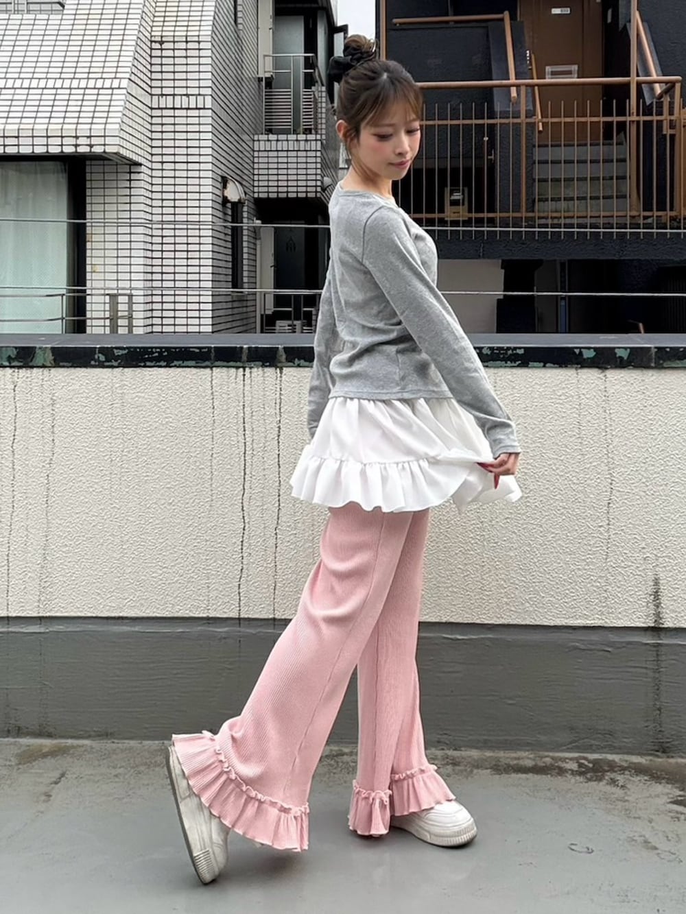 ホワイト系のスカート、ピンク系のその他パンツ、グレー系のカーディガン/ボレロを着用したレディースの春コーディネートの4枚目の写真