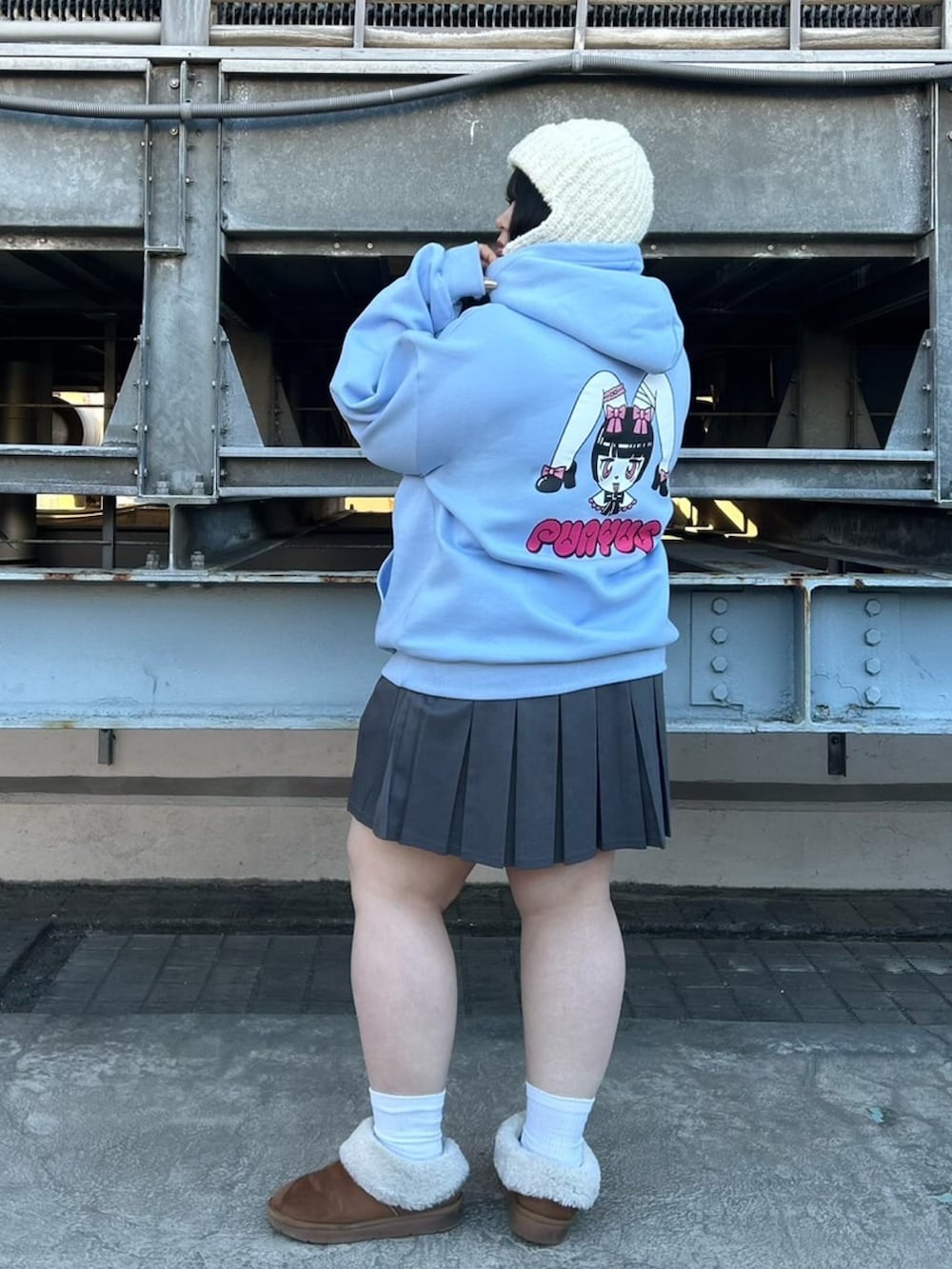 グレー系のスカート、ブルー系のパーカー、ホワイト系のニットキャップ/ビーニーを着用したレディースの冬コーディネートの3枚目の写真