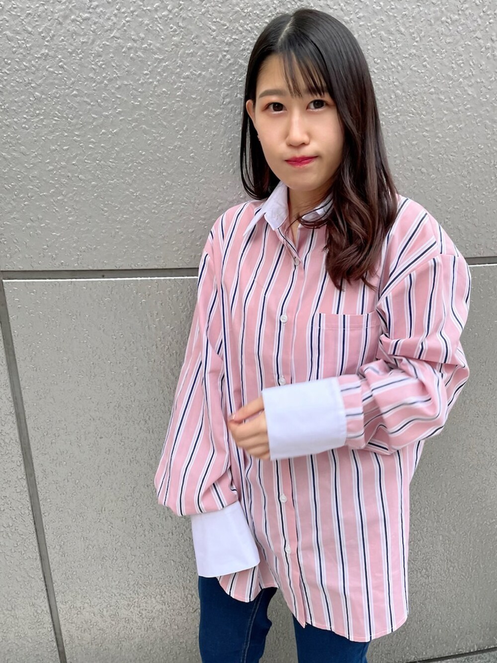 ブルー系のデニムパンツ、ピンク系のシャツ/ブラウスを着用したレディースの冬コーディネートの2枚目の写真