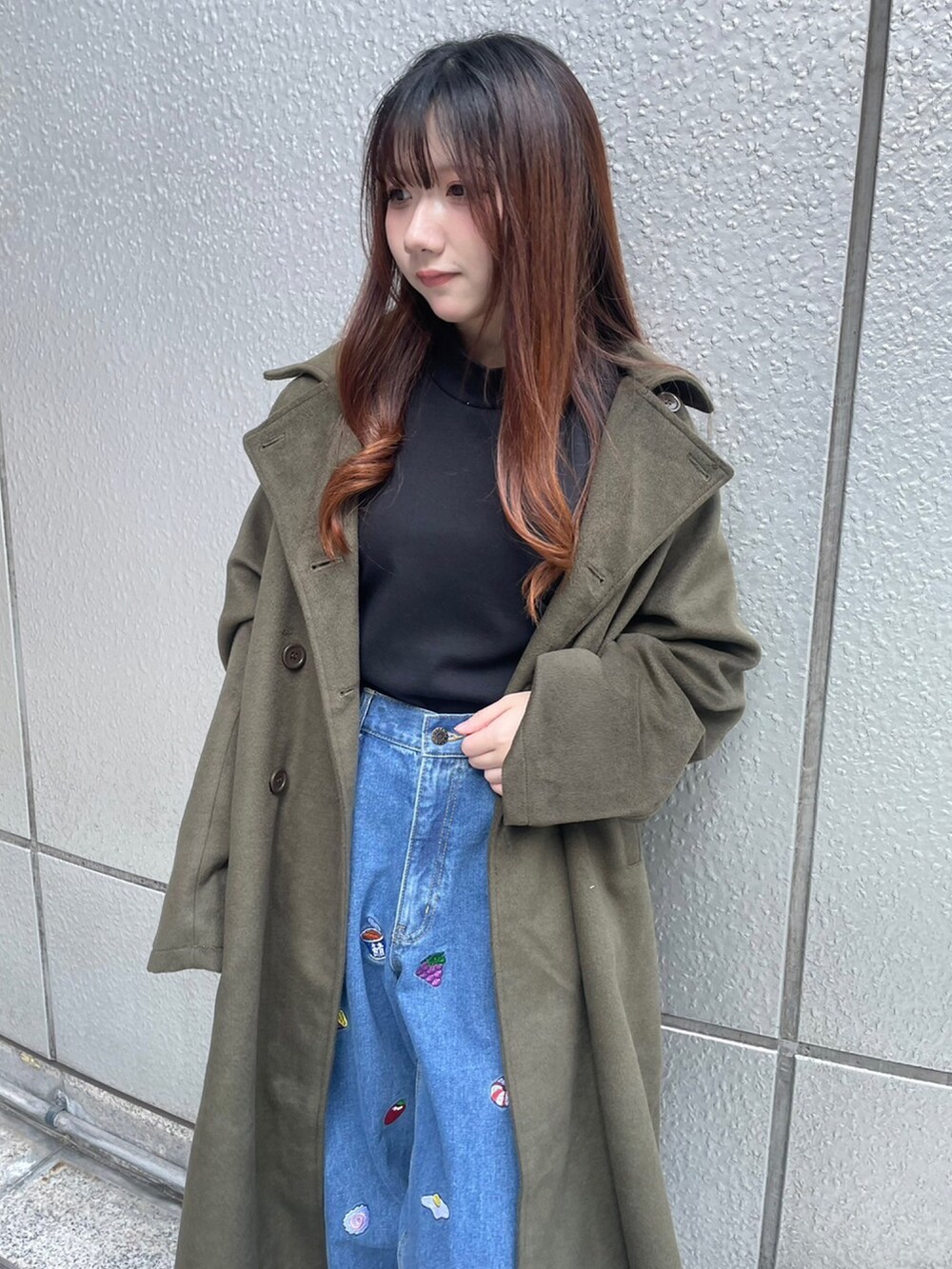 グレー系のその他アウター、ブルー系のデニムパンツ、ブラック系のニット/セーターを着用したレディースの冬コーディネートの3枚目の写真