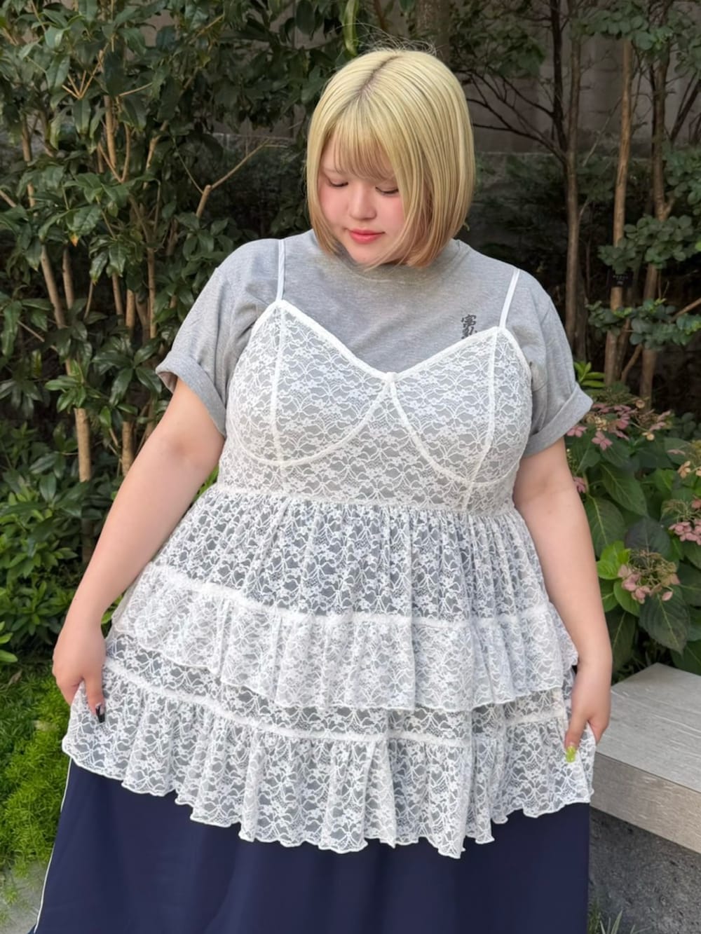 ブルー系のスカート、ホワイト系のワンピース、グレー系のTシャツ/カットソーを着用したレディースの夏コーディネートの4枚目の写真