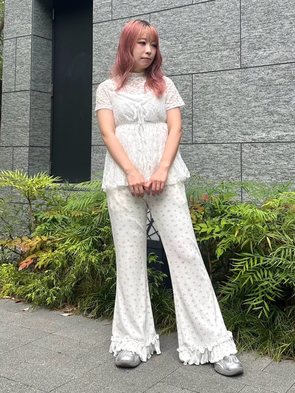 ホワイト系のその他パンツ、ホワイト系のチュニック、ホワイト系のTシャツ/カットソーを着用したレディースの夏コーディネートの2枚目の写真