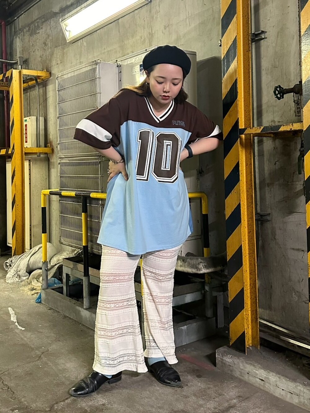 ブラウン系のTシャツ/カットソー、ホワイト系のその他パンツを着用したレディースの夏コーディネートの3枚目の写真