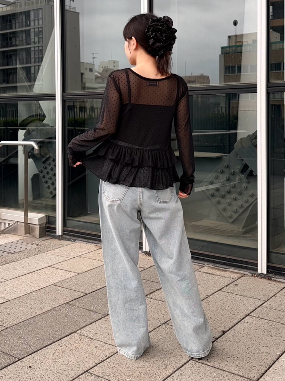 ブラック系のTシャツ/カットソー、ブルー系のデニムパンツを着用したレディースの夏コーディネートの4枚目の写真