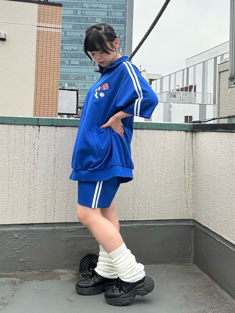 ブルー系のジャージ、ブルー系のその他パンツを着用したレディースの夏コーディネートの3枚目の写真
