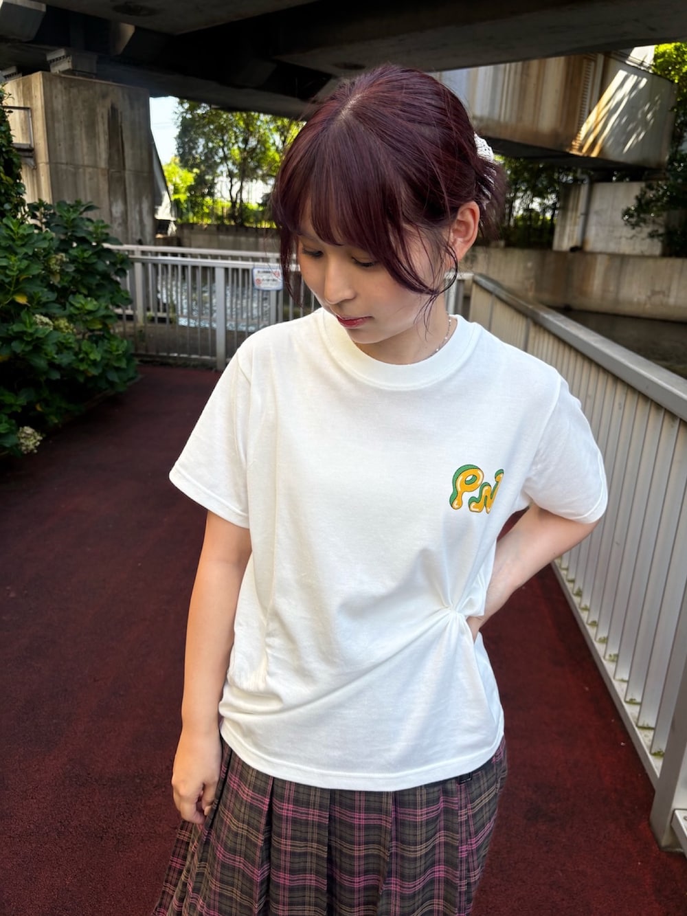 グリーン系のスカート、ホワイト系のTシャツ/カットソー、ブルー系のデニムパンツを着用したレディースの夏コーディネートの5枚目の写真