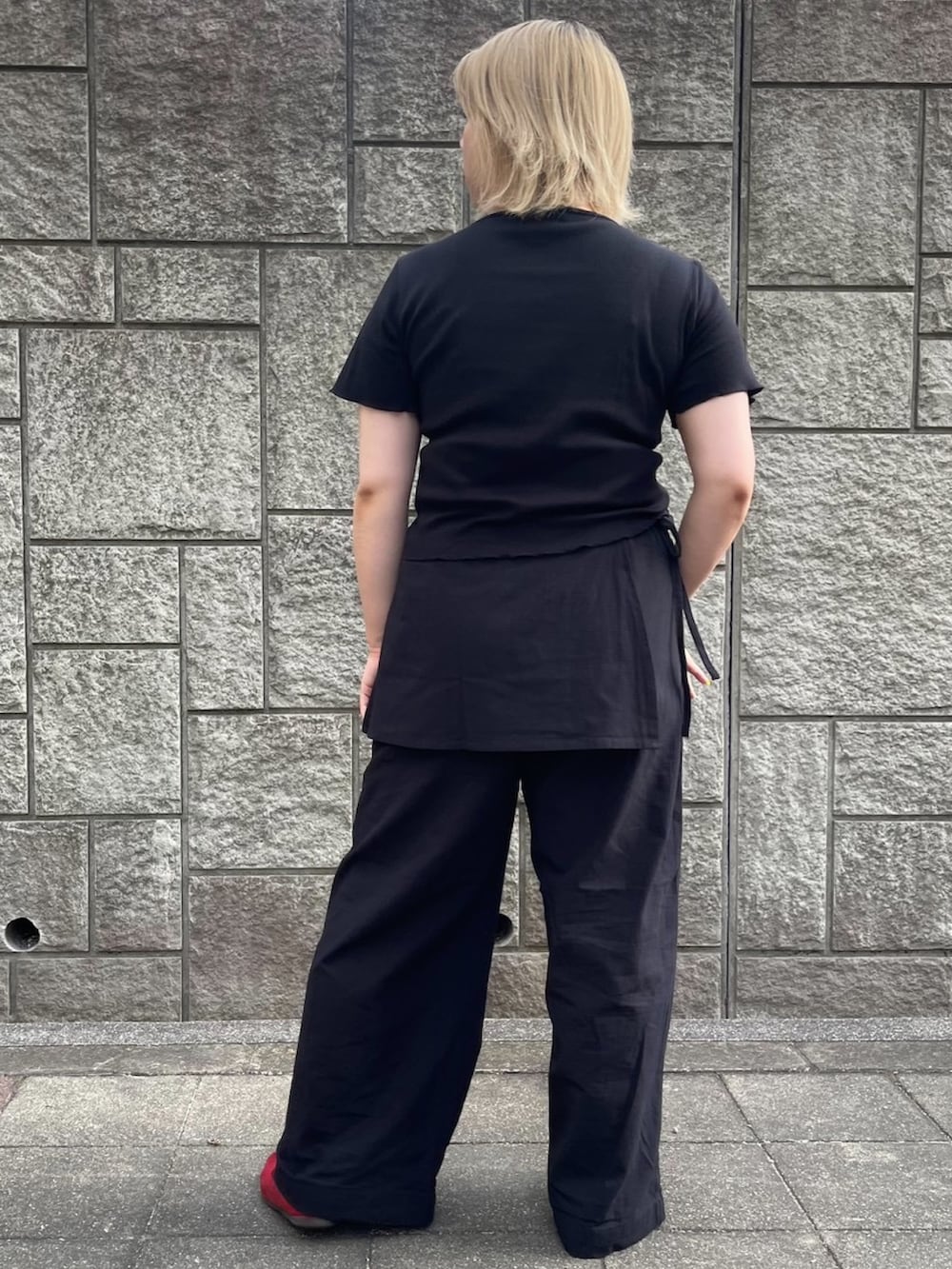 ブラック系のその他パンツ、ブラック系のTシャツ/カットソーを着用したレディースの夏コーディネートの5枚目の写真
