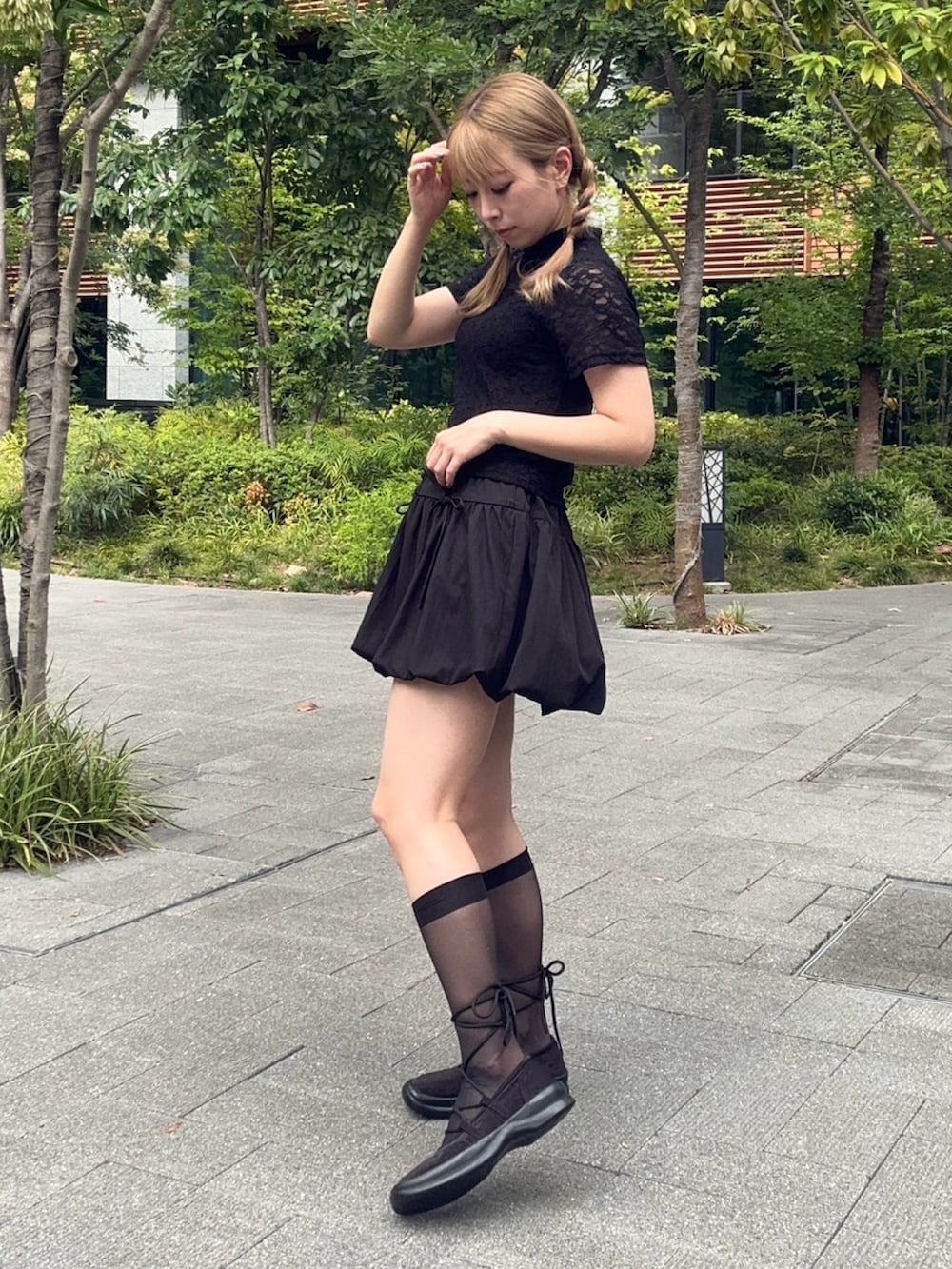 ブラック系のスカート、ブラック系のTシャツ/カットソーを着用したレディースの夏コーディネートの4枚目の写真