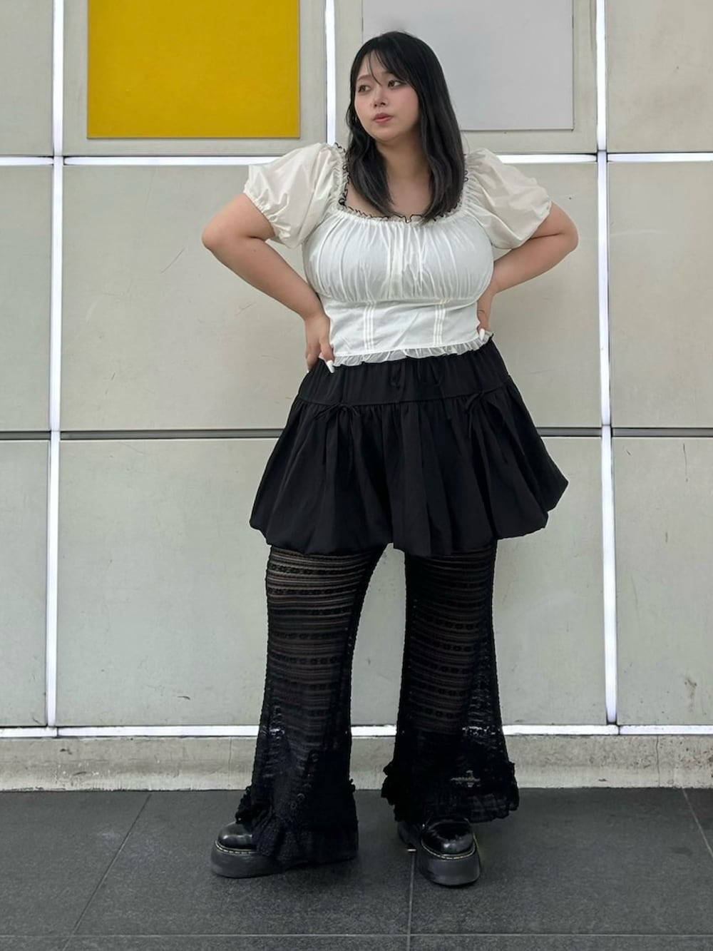 ブラック系のスカート、ホワイト系のシャツ/ブラウス、ブラック系のその他パンツを着用したレディースの夏コーディネートの3枚目の写真