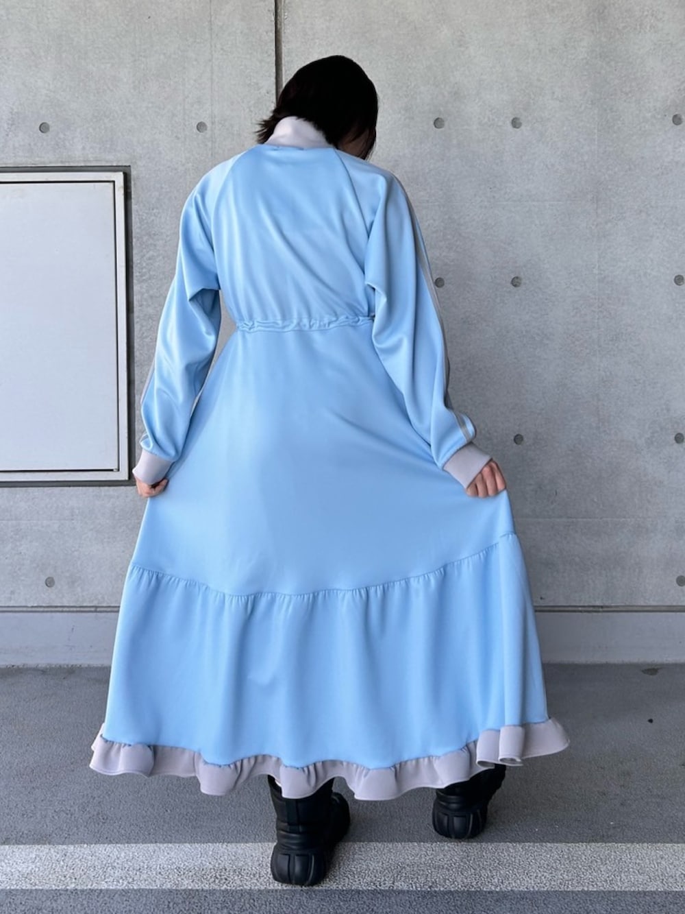 ブルー系のワンピースを着用したレディースの春コーディネートの6枚目の写真