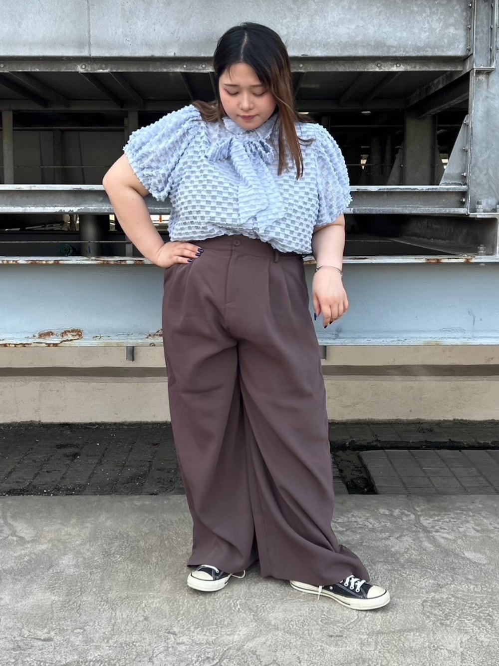 ブルー系のシャツ/ブラウス、ブラウン系のその他パンツを着用したレディースの夏コーディネートの2枚目の写真