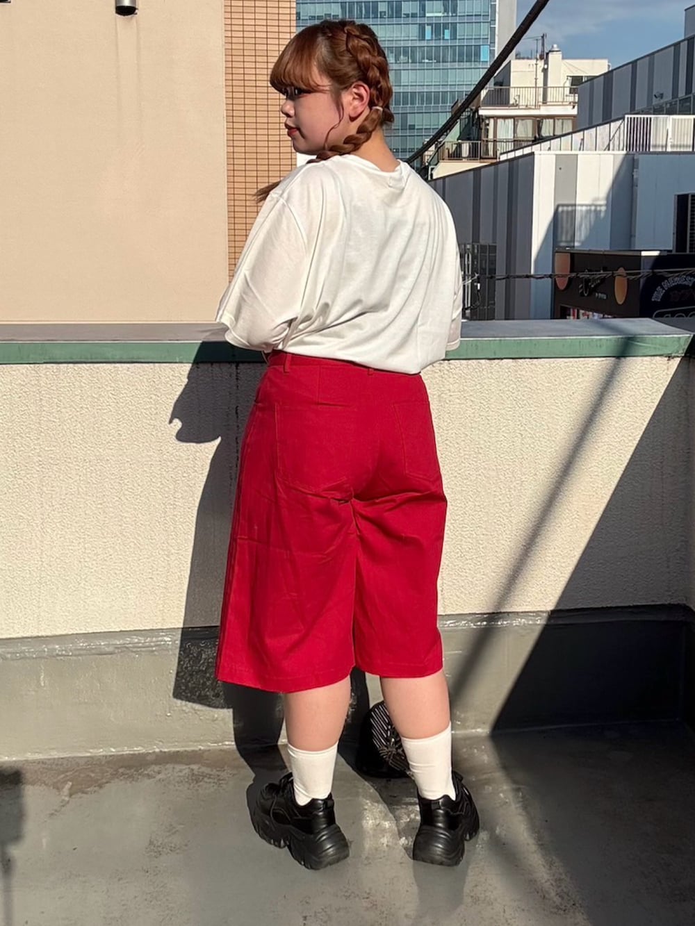 レッド系のその他パンツ、ホワイト系のTシャツ/カットソーを着用したレディースの夏コーディネートの4枚目の写真