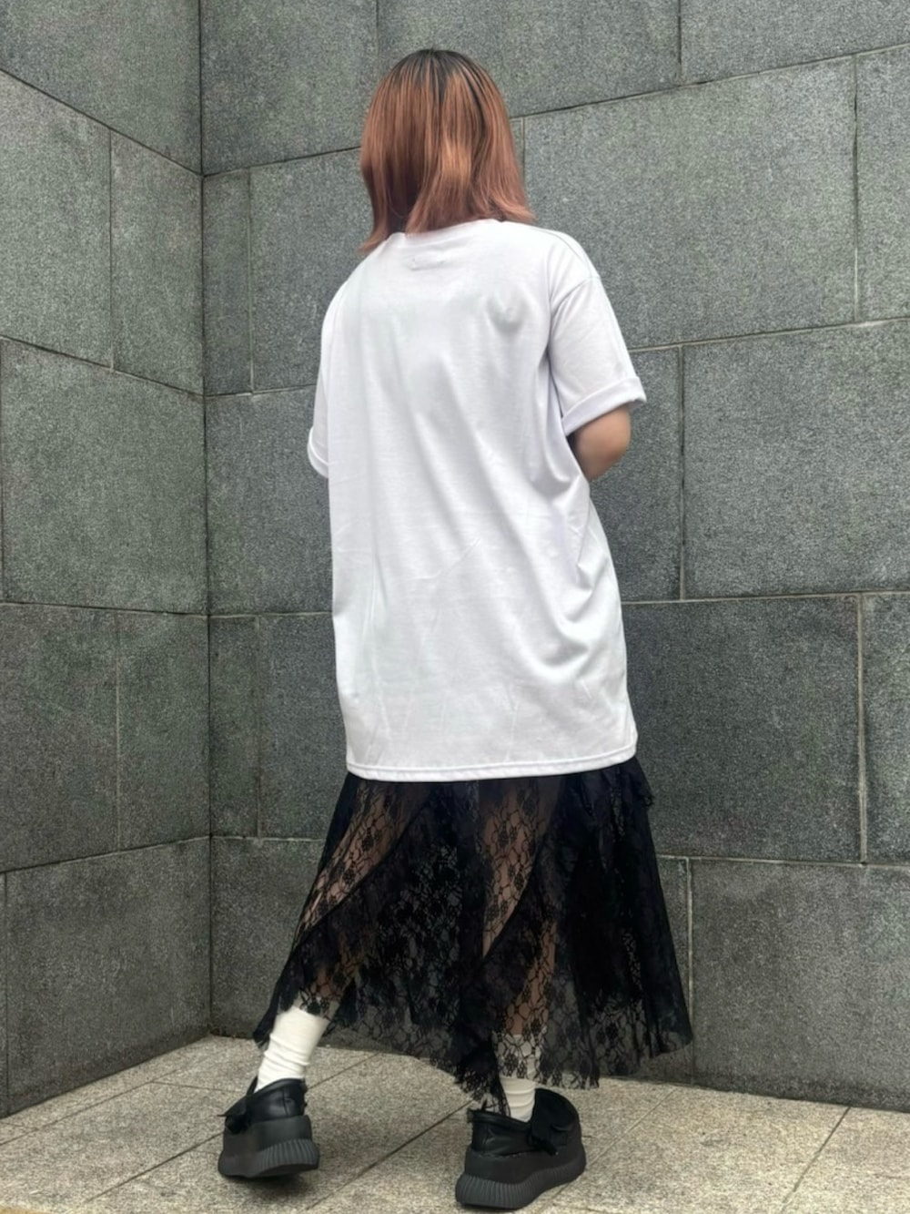 ホワイト系のTシャツ/カットソー、ブラック系のスカート、ブルー系のデニムパンツを着用したレディースの夏コーディネートの4枚目の写真