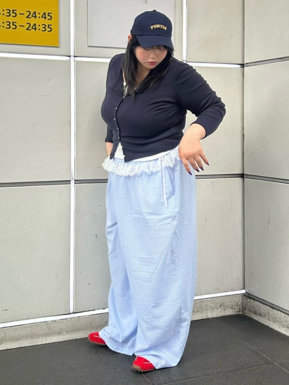 ブルー系のその他パンツ、ブルー系のカーディガン/ボレロ、ホワイト系のタンクトップを着用したレディースの夏コーディネートの3枚目の写真