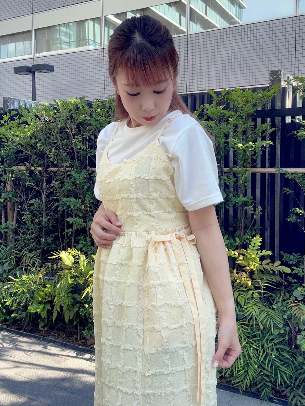 イエロー系のワンピース、ホワイト系のTシャツ/カットソーを着用したレディースの夏コーディネートの3枚目の写真