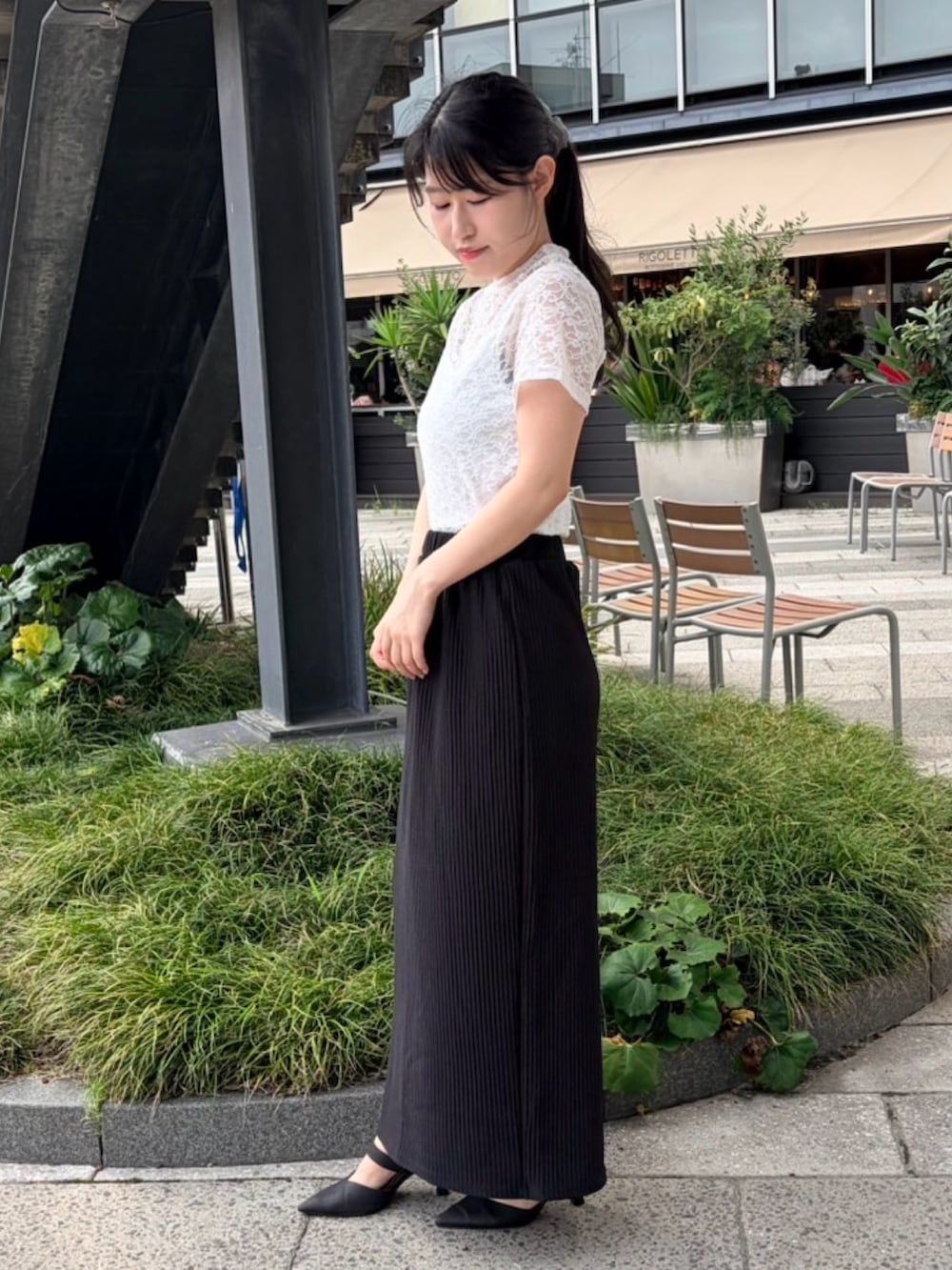 ブラック系のスカート、ホワイト系のTシャツ/カットソーを着用したレディースの夏コーディネートの2枚目の写真