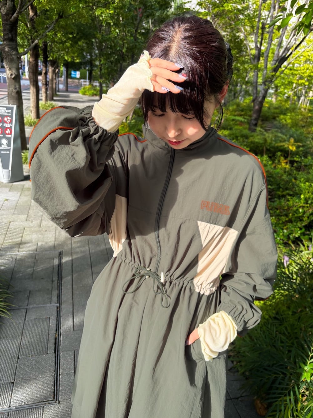 グリーン系のワンピース、イエロー系のTシャツ/カットソー、ホワイト系のその他パンツを着用したレディースの秋コーディネートの3枚目の写真