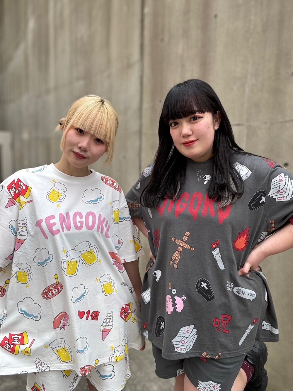 ホワイト系のTシャツ/カットソー、ホワイト系のスウェットパンツ、ブラック系のTシャツ/カットソーを着用したレディースの春コーディネートの2枚目の写真