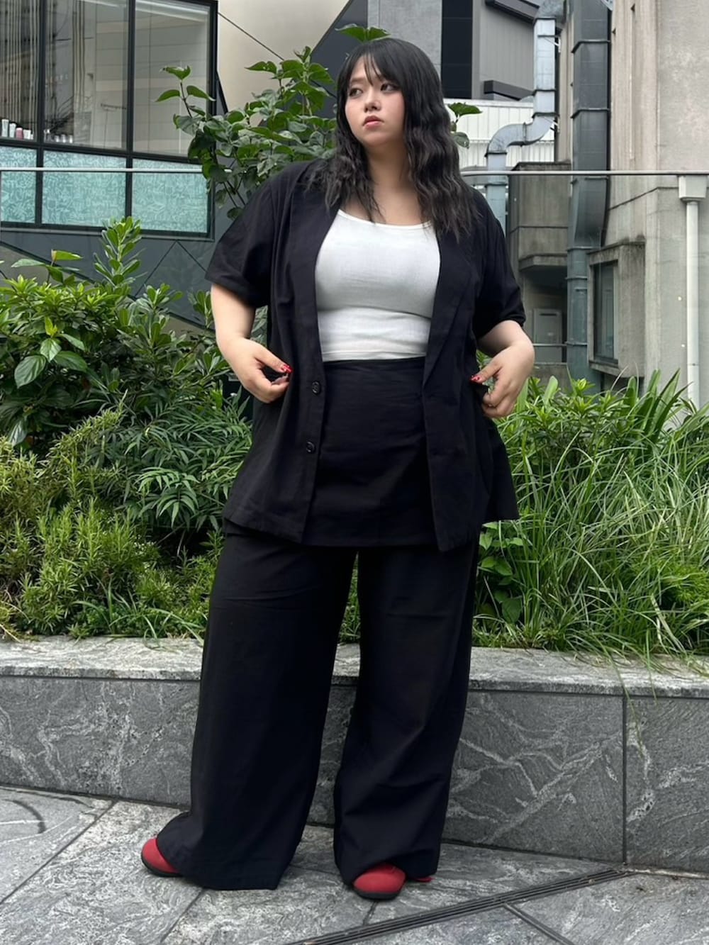 ブラック系のその他パンツ、ホワイト系のタンクトップ、ブラック系のテーラードジャケットを着用したレディースの夏コーディネートの2枚目の写真