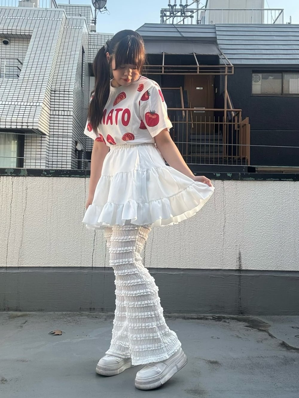 ホワイト系のその他パンツ、ホワイト系のスカート、レッド系のTシャツ/カットソーを着用したレディースの春コーディネートの5枚目の写真