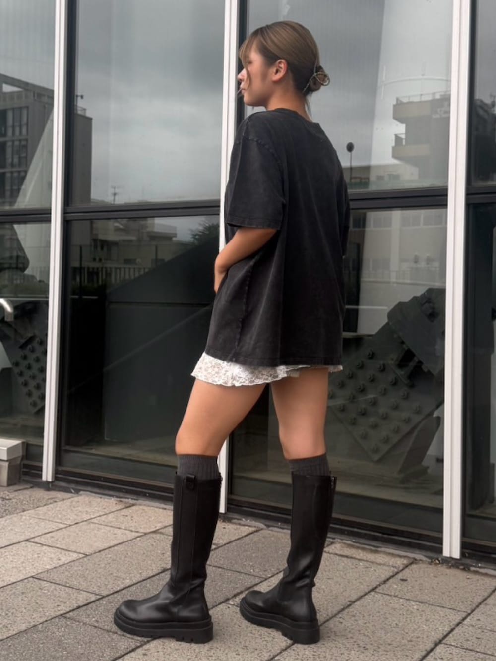 ブラック系のTシャツ/カットソー、ホワイト系のワンピースを着用したレディースの夏コーディネートの5枚目の写真