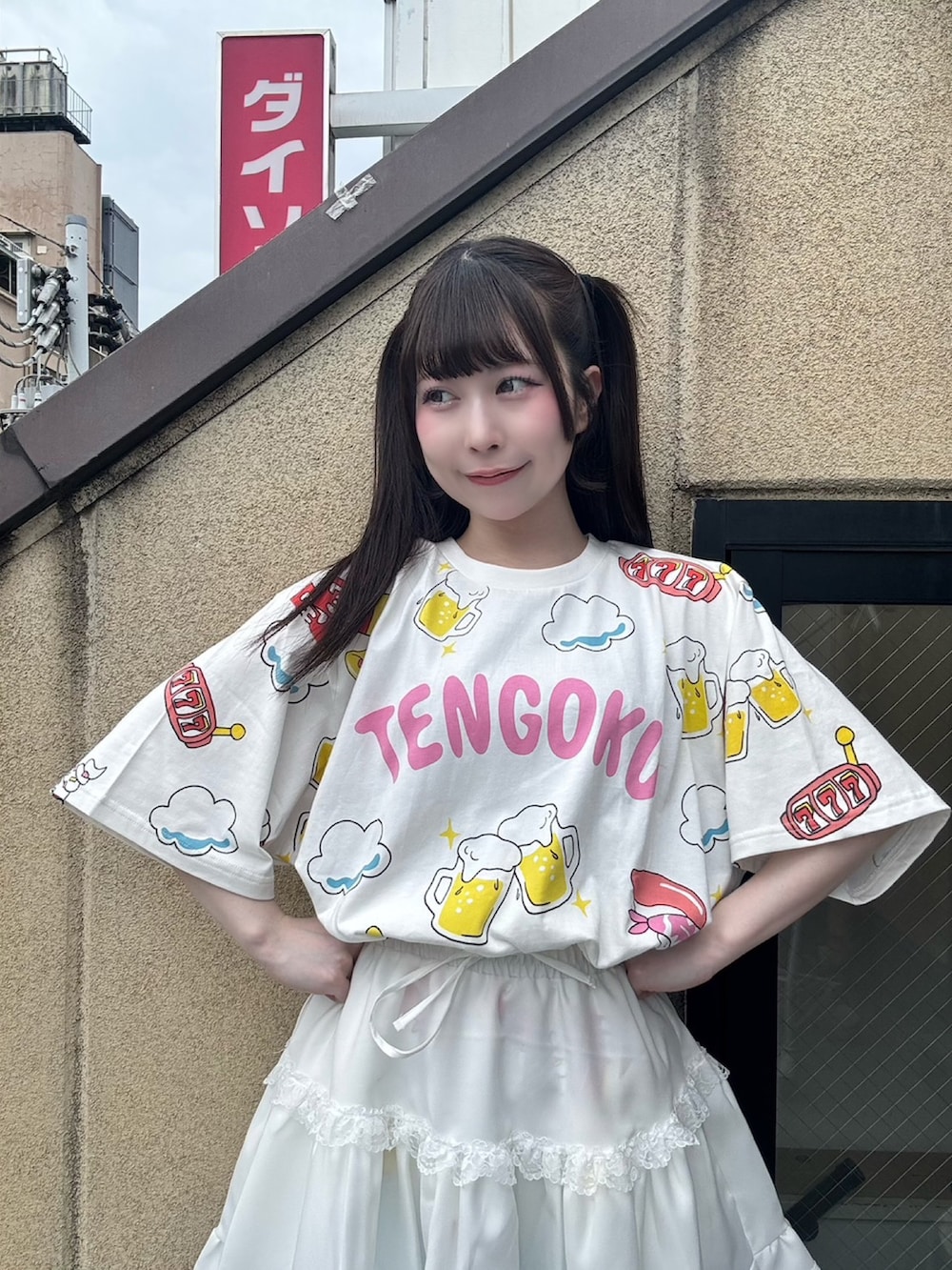 ブルー系のその他パンツ、ホワイト系のスカート、ホワイト系のTシャツ/カットソーを着用したレディースの春コーディネートの4枚目の写真
