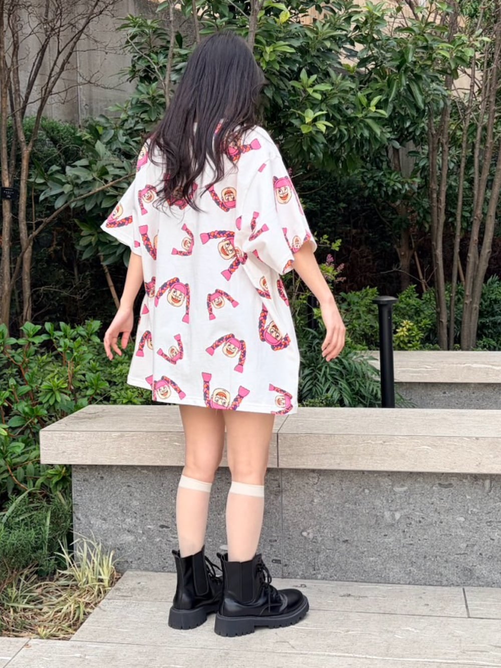 ホワイト系のTシャツ/カットソーを着用したレディースの春コーディネートの5枚目の写真