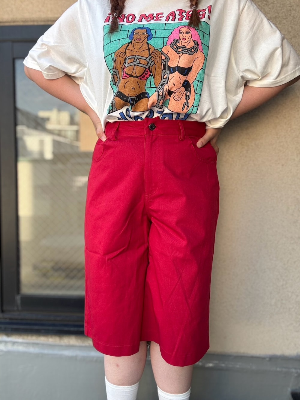 レッド系のその他パンツ、ホワイト系のTシャツ/カットソーを着用したレディースの夏コーディネートの5枚目の写真