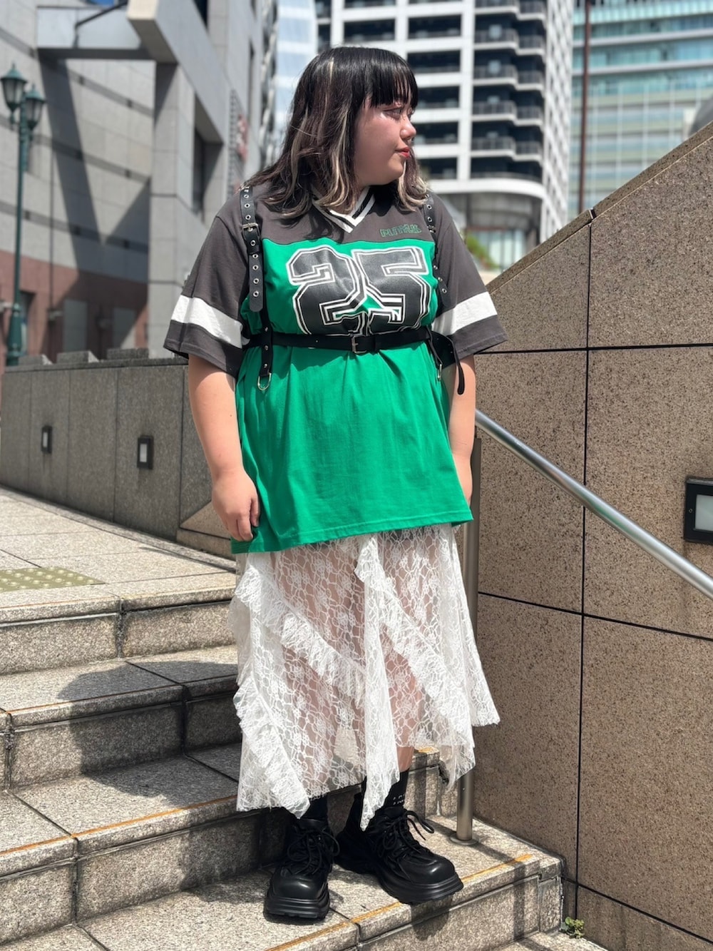 ホワイト系のスカート、ブラック系のTシャツ/カットソー、ブラック系のベルトを着用したレディースの夏コーディネートの3枚目の写真