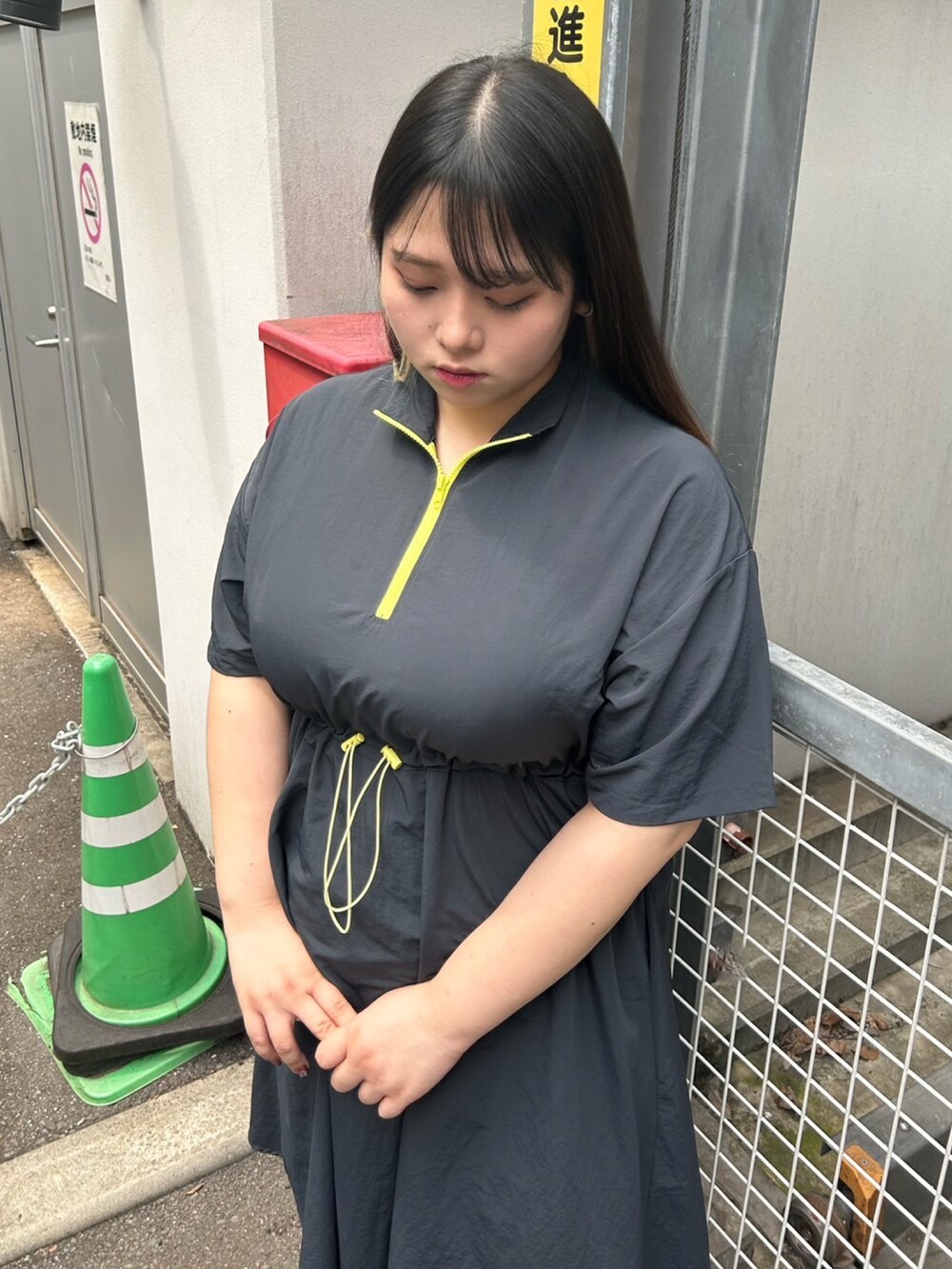 ブラック系のワンピースを着用したレディースの夏コーディネートの2枚目の写真