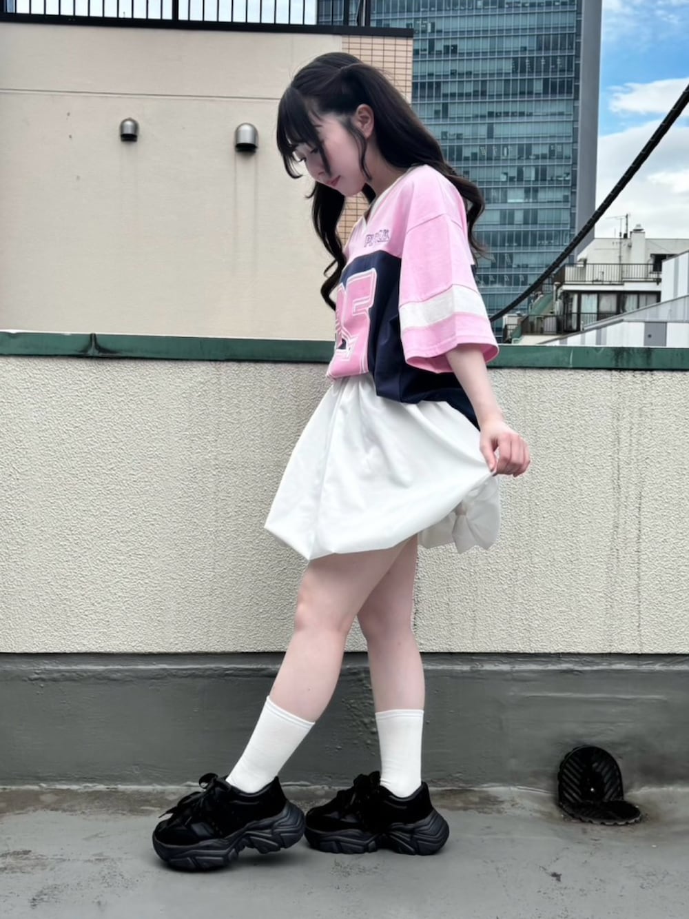 ホワイト系のスカート、ピンク系のTシャツ/カットソーを着用したレディースの夏コーディネートの4枚目の写真