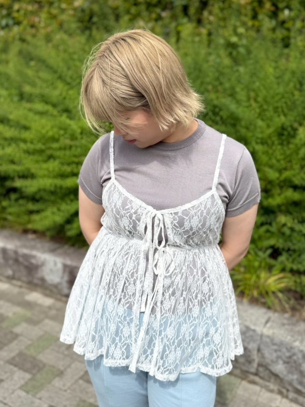 ホワイト系のチュニック、グレー系のニット/セーター、ブルー系のその他パンツを着用したレディースの夏コーディネートの8枚目の写真