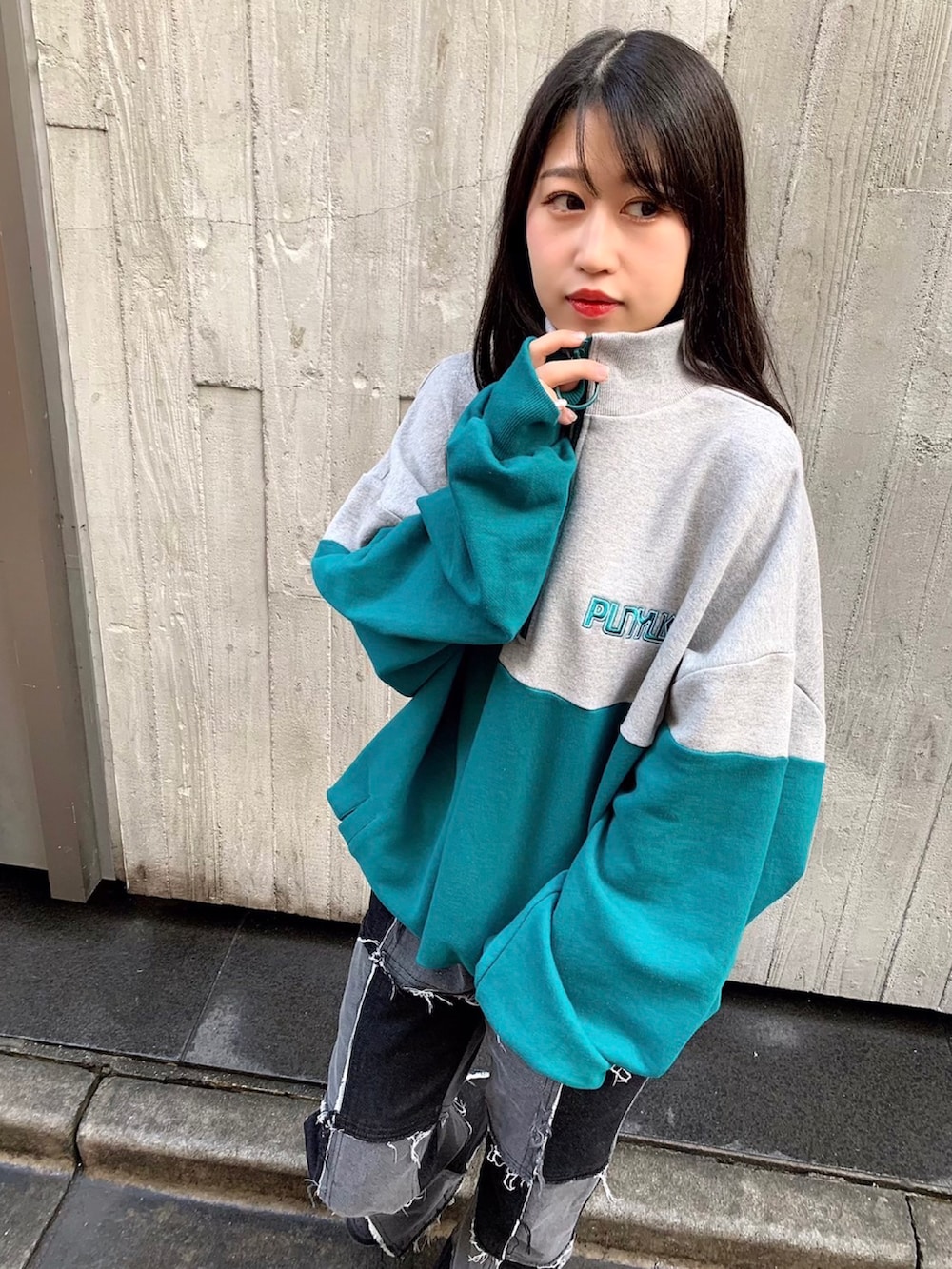 ブラック系のデニムパンツ、その他のスウェット、ブラック系のスニーカーを着用したレディースの冬コーディネートの2枚目の写真