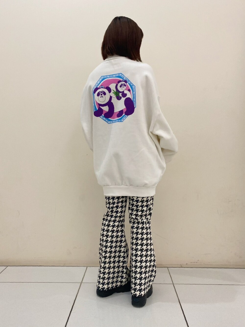 ホワイト系のスウェット、ホワイト系のその他パンツを着用したレディースの冬コーディネートの2枚目の写真