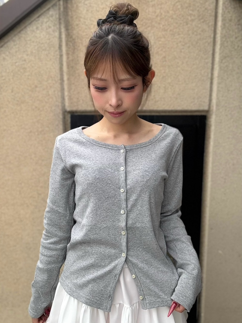 ホワイト系のスカート、ピンク系のその他パンツ、グレー系のカーディガン/ボレロを着用したレディースの春コーディネートの5枚目の写真