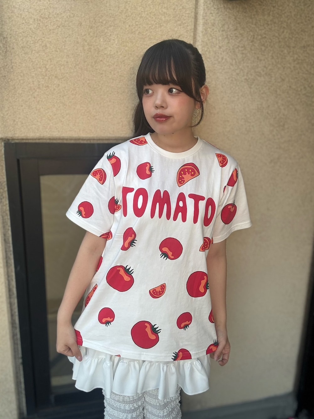 ホワイト系のその他パンツ、ホワイト系のスカート、レッド系のTシャツ/カットソーを着用したレディースの春コーディネートの2枚目の写真