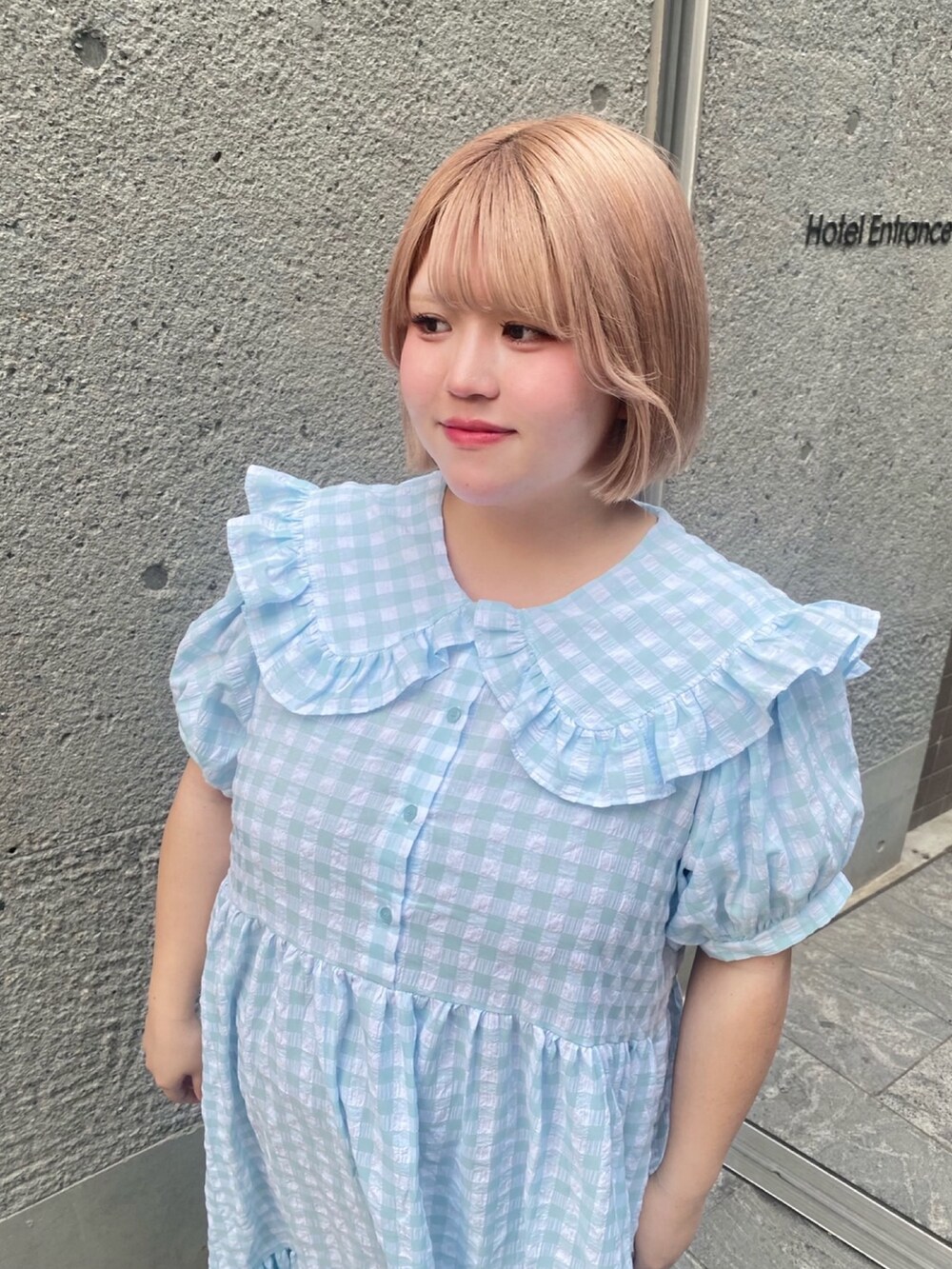 ブルー系のワンピースを着用したレディースの秋コーディネートの2枚目の写真