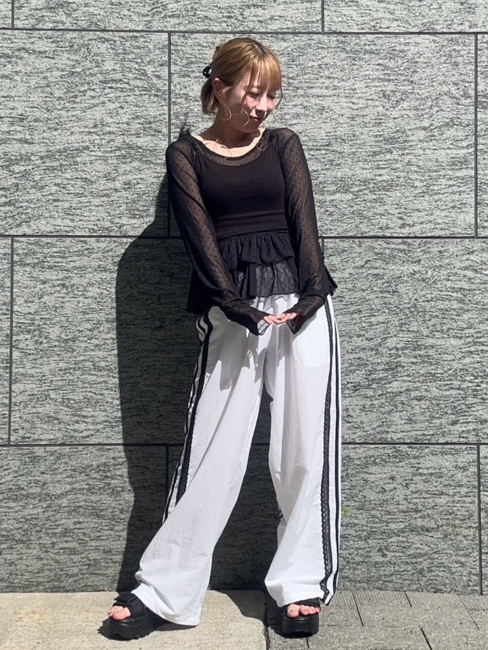 ホワイト系のその他パンツ、ブラック系のTシャツ/カットソーを着用したレディースの夏コーディネートの2枚目の写真
