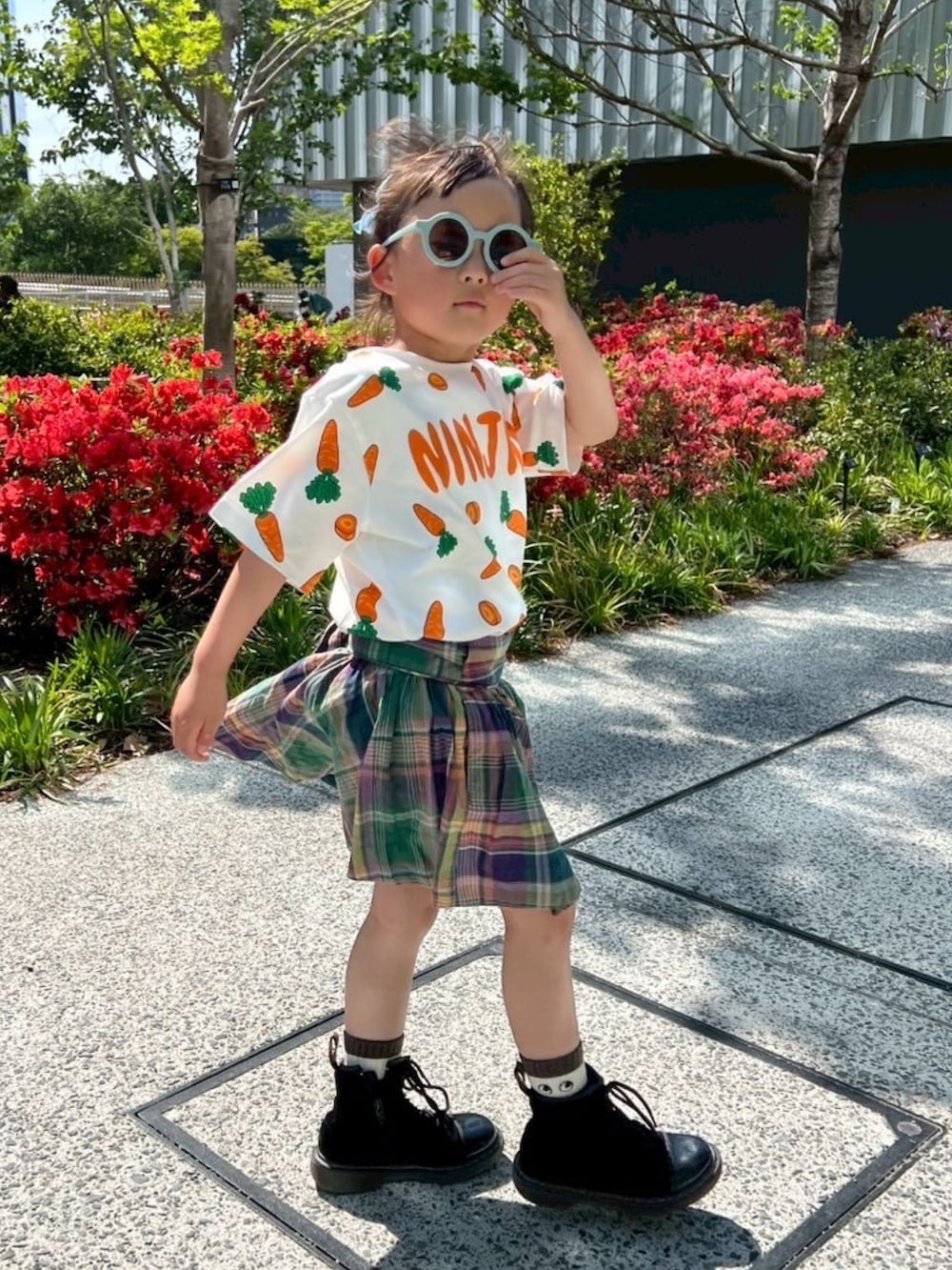 オレンジ系のTシャツ/カットソー、ピンク系のTシャツ/カットソーを着用したレディースの春コーディネートの3枚目の写真