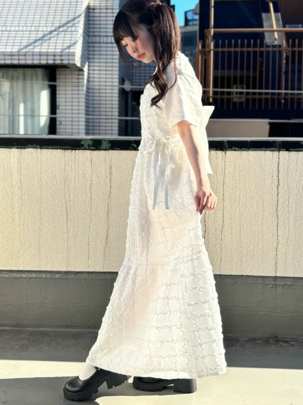 ホワイト系のワンピース、ホワイト系のTシャツ/カットソーを着用したレディースの夏コーディネートの3枚目の写真