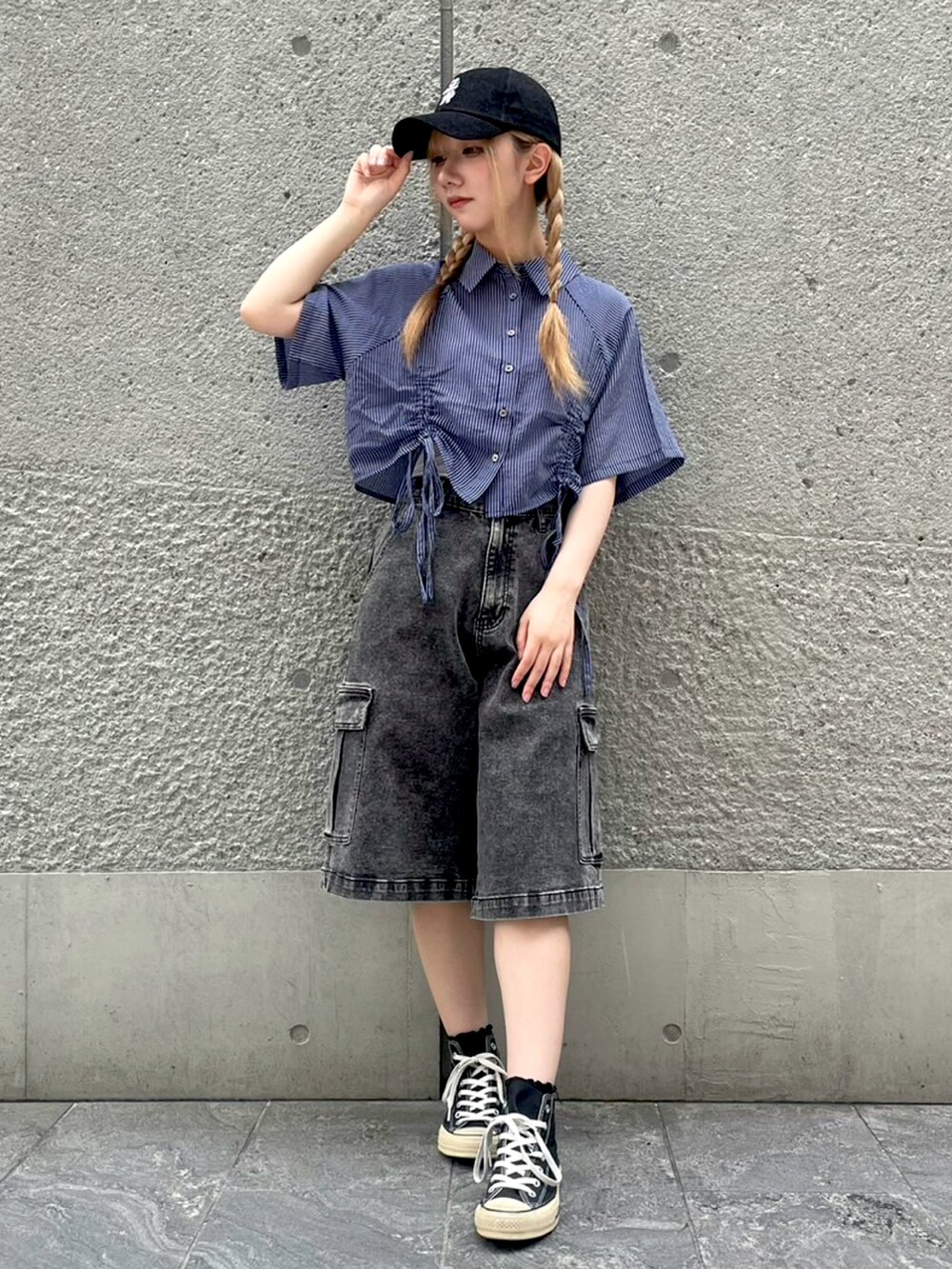 ブラック系のデニムパンツ、ブルー系のシャツ/ブラウスを着用したレディースの夏コーディネートの3枚目の写真