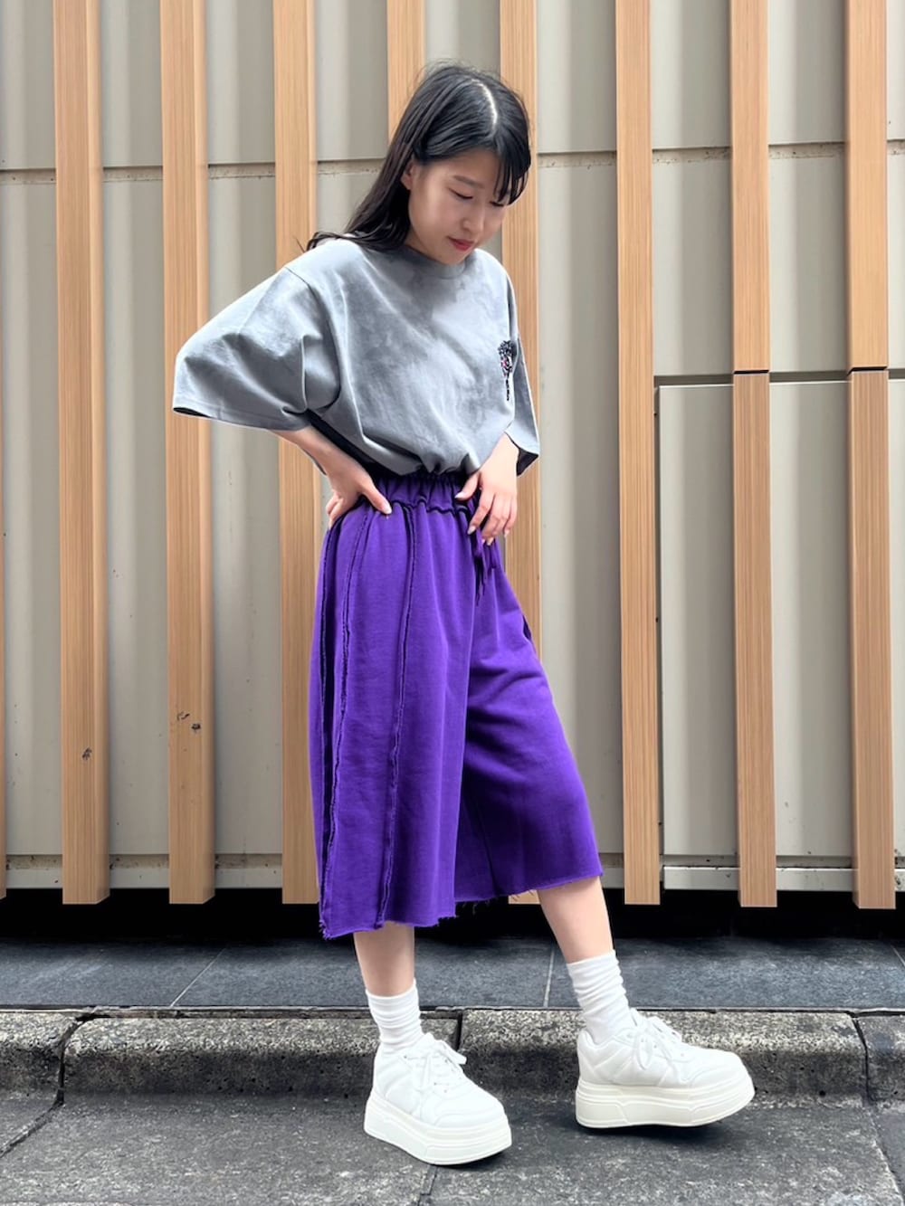 パープル系のスウェットパンツ、ブラック系のTシャツ/カットソーを着用したレディースの夏コーディネートの2枚目の写真