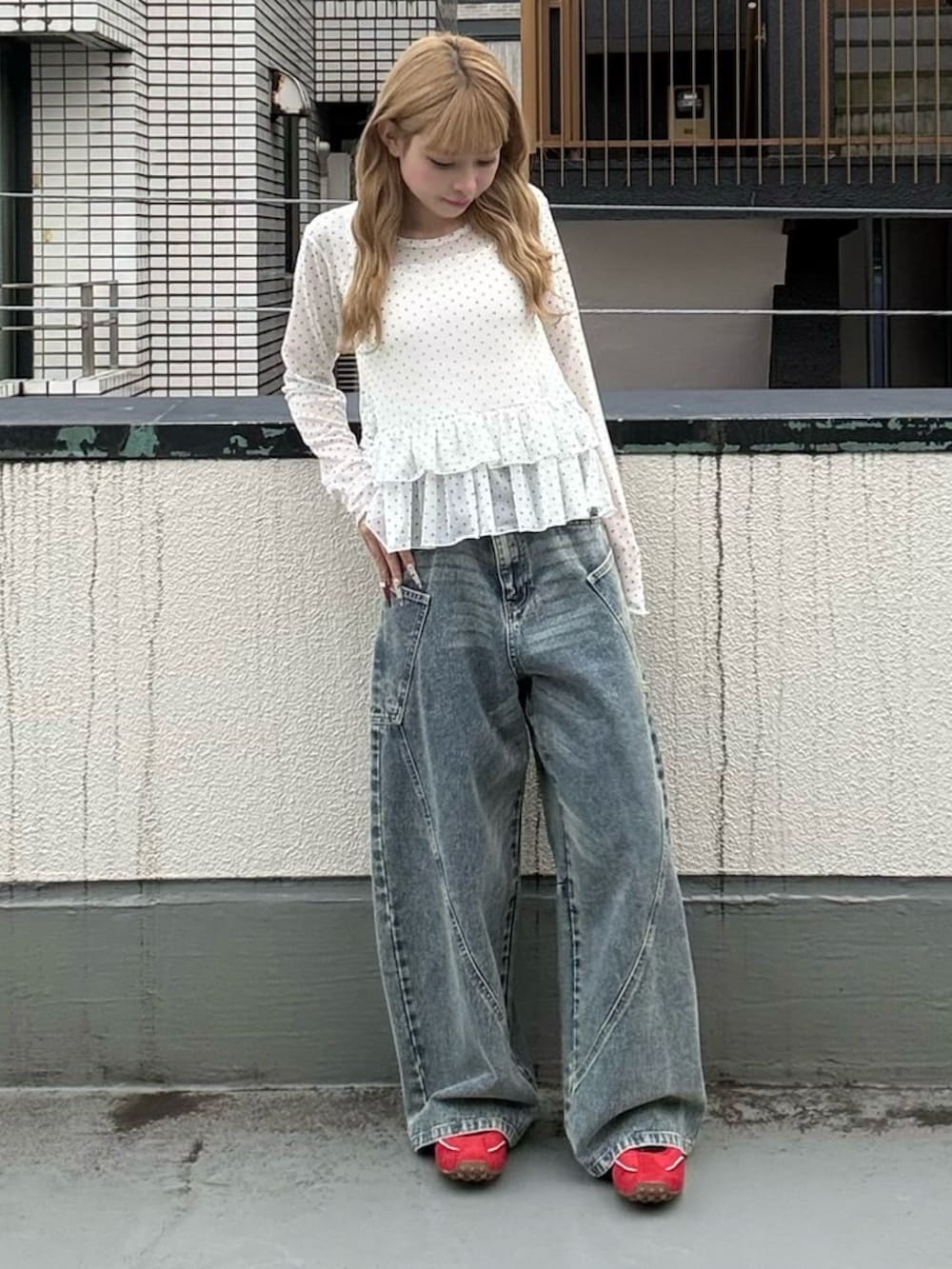 ブルー系のデニムパンツ、ホワイト系のTシャツ/カットソーを着用したレディースの夏コーディネートの2枚目の写真