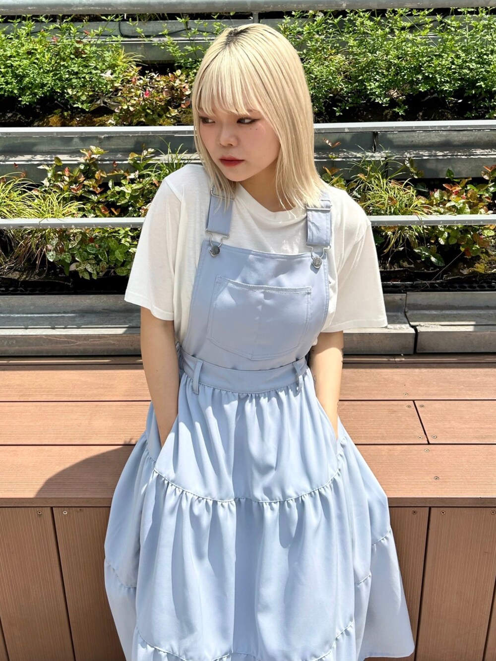 ブルー系のワンピース、ホワイト系のTシャツ/カットソーを着用したレディースの春コーディネートの4枚目の写真
