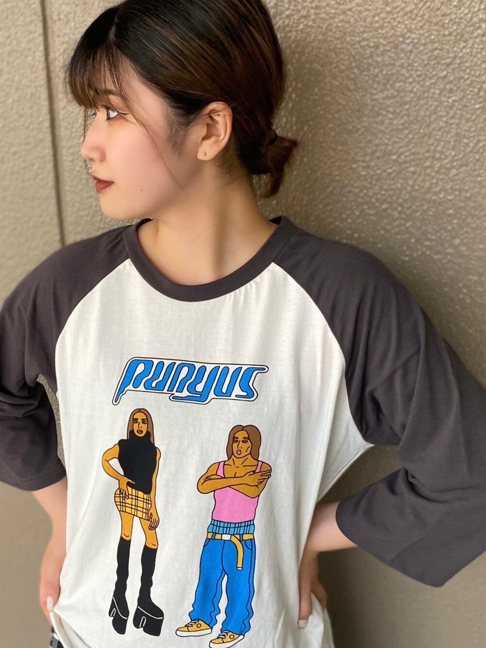 ホワイト系のスニーカー、ブラック系のスカート、ホワイト系のTシャツ/カットソーを着用したレディースの夏コーディネートの3枚目の写真