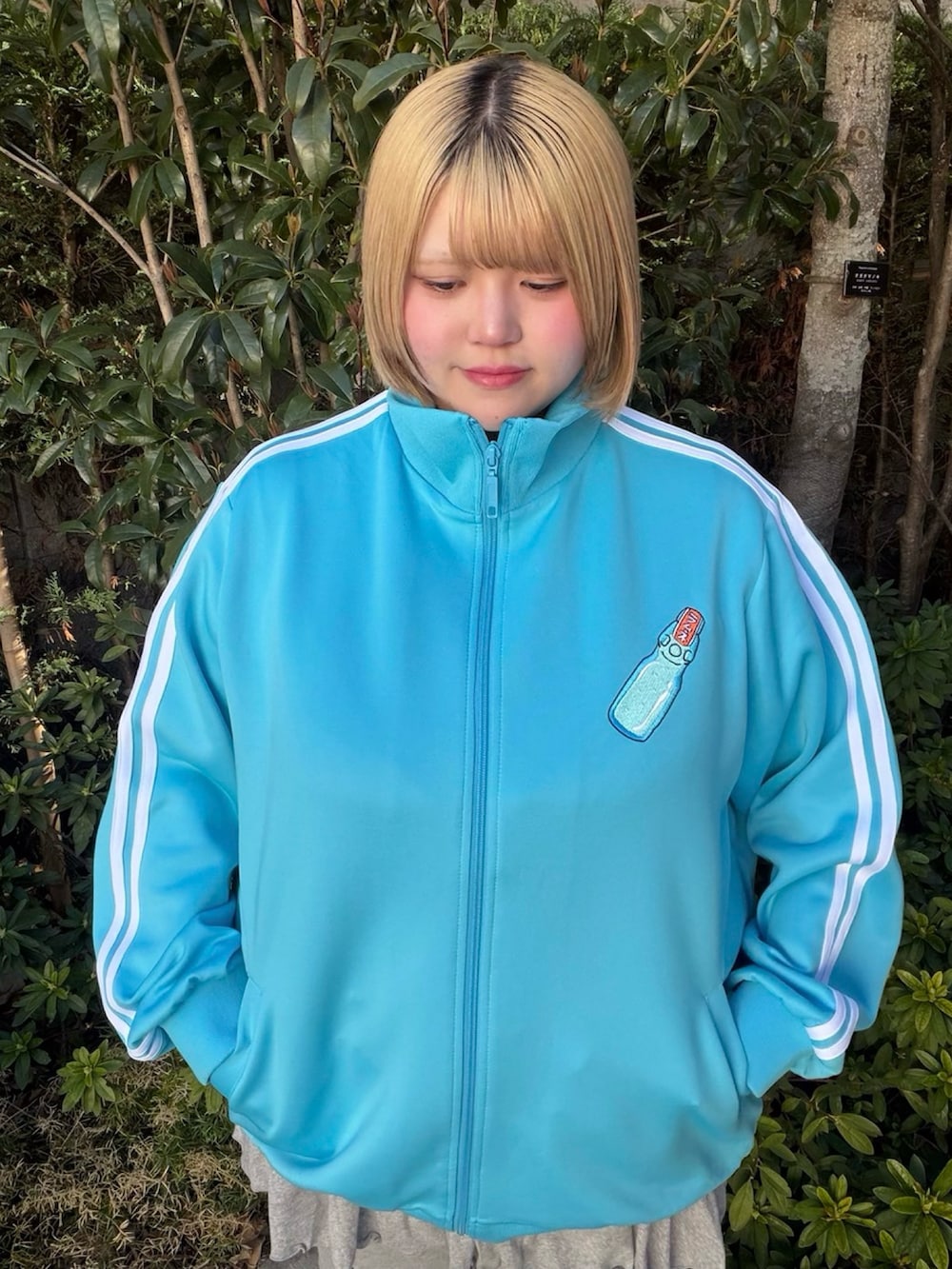 ブルー系のジャージ、グレー系のその他パンツを着用したレディースの春コーディネートの5枚目の写真