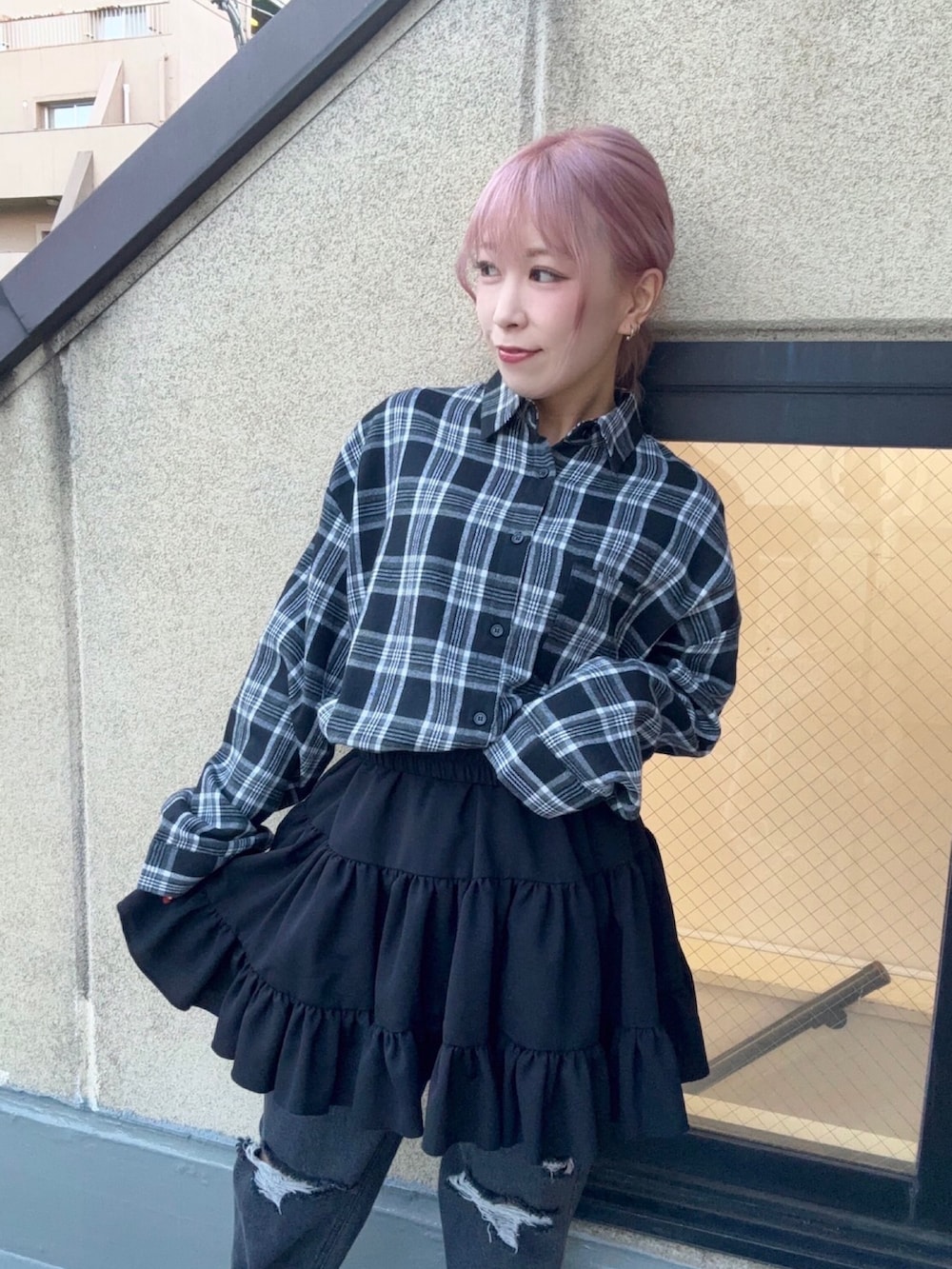 ブラック系のシャツ/ブラウス、ブラック系のスカート、ブラック系のデニムパンツを着用したレディースの冬コーディネートの3枚目の写真